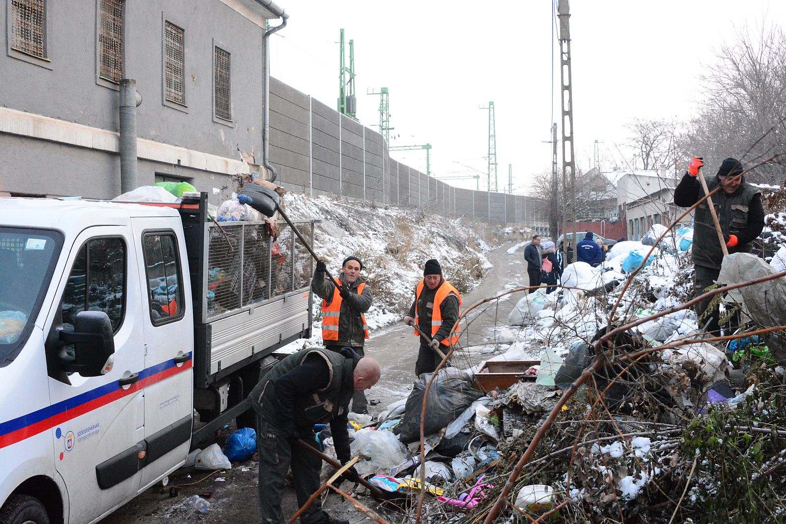 Elszállíttatja a város a Hosszúsétatérre hordott illegális hulladékot